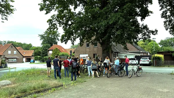 Gruppe beim Planungsspaziergang zum Nahmobilitäts-Check