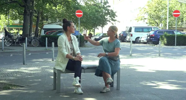 Thumbnailbild für Katja trifft mit zwei Personen im Dialog